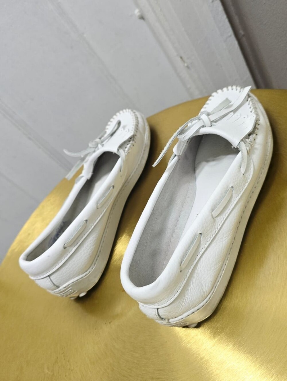 Minnetonka Women's Kilty White Leather Fringe Moccasins Pebble Sole Size 8 - Picture 4 of 8